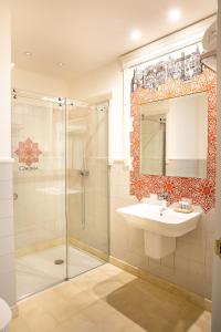 W łazience znajduje się prysznic, umywalka i lustro. w obiekcie Posada Boutique El Gallo Morón w mieście Morón de la Frontera