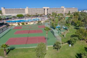 Tenis a/nebo squash v ubytování Hotel Club Cala Romani nebo okolí