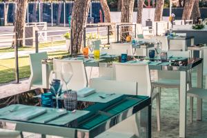 A restaurant or other place to eat at Stay Michelangelo Jesolo Only Adults