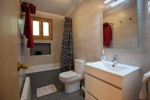 un bagno con un water bianco e un lavandino di La Caseta del bosc de Sort a Sort Altre 31 foto