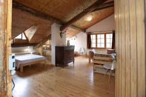 una camera da letto con un letto e un tavolo in una stanza di La Caseta del bosc de Sort a Sort