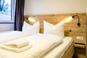 2 camas en una habitación con sábanas y almohadas blancas en Smart Resorts Haus Saphir Ferienwohnung 505, en Winterberg