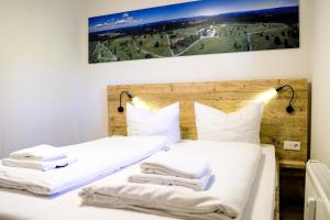 um quarto com 2 camas e lençóis brancos em Smart Resorts Haus Saphir Ferienwohnung 508 em Winterberg