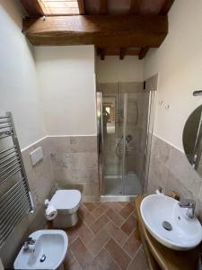 a bathroom with a shower and a toilet and a sink at Affittacamere Il Vecchio Mandorlo in Montemagno