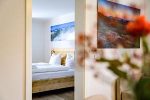a bedroom with a bed and a mirror at Smart Resorts Haus Saphir Ferienwohnung 504 in Winterberg