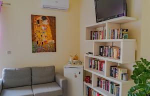 una sala de estar con una estantería llena de libros en Saint Trope Studios, en Kalamaki
