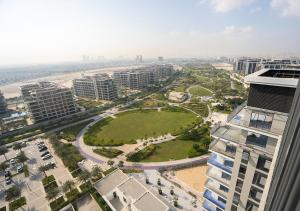 una vista aerea di una città con edifici e un parco di Nasma Luxury Stays - Elegant Condo With City Views And Dubai Skyline a Dubai
