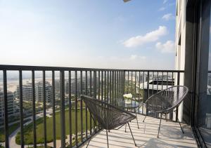 balcone con sedie e vista sulla città di Nasma Luxury Stays - Elegant Condo With City Views And Dubai Skyline a Dubai