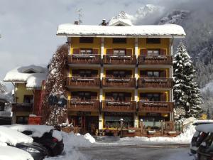 un hôtel dans les montagnes avec de la neige dans l'établissement Albergo Alpenrose Ski&Bike Mountain Hotel, à Gressoney-Saint-Jean