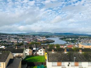 uitzicht op een stad met een rivier en huizen bij The View in Derry Londonderry
