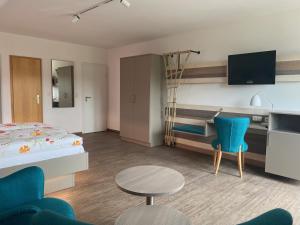 um quarto de hotel com uma cama, uma mesa e cadeiras em Lenzer Hafen em Lenz