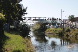 a bridge over a river with a train on it at De Panne - Adinkerke - 't Voetbrugsje comfortabele nieuwbouw in De Panne