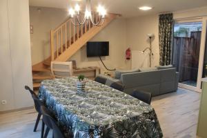 une salle à manger avec une table et un salon dans l'établissement De Panne - Adinkerke - 't Voetbrugsje comfortabele nieuwbouw, à La Panne