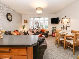 una sala de estar con un sofá y una mesa en Bella Vita, en Southport