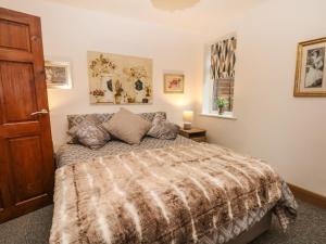 un dormitorio con una cama y una ventana en Bella Vita, en Southport