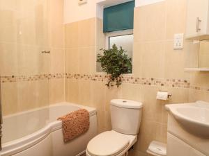 Un baño con inodoro, bañera y lavabo. en Bella Vita, en Southport 17 fotos más