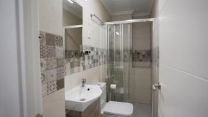 Kúpeľňa v ubytovaní Stylish & Spacious Family Apartment Near Beach & Vibrant Historic Market
