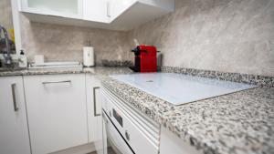 Kuchyňa alebo kuchynka v ubytovaní Stylish & Spacious Family Apartment Near Beach & Vibrant Historic Market