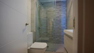 Kúpeľňa v ubytovaní Stylish & Spacious Family Apartment Near Beach & Vibrant Historic Market