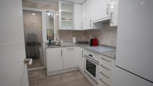 Kuchyňa alebo kuchynka v ubytovaní Stylish & Spacious Family Apartment Near Beach & Vibrant Historic Market