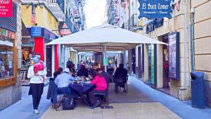Hostia v ubytovaní Stylish & Spacious Family Apartment Near Beach & Vibrant Historic Market