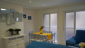 Posedenie v ubytovaní Stylish & Spacious Family Apartment Near Beach & Vibrant Historic Market + 37 fotografií