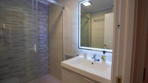 Kúpeľňa v ubytovaní Stylish & Spacious Family Apartment Near Beach & Vibrant Historic Market