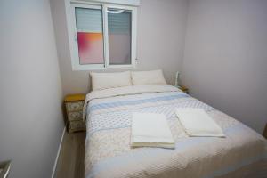 Posteľ alebo postele v izbe v ubytovaní Stylish & Spacious Family Apartment Near Beach & Vibrant Historic Market