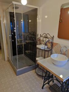 La salle de bains est pourvue d'une douche, d'une table et d'un bol. dans l'établissement Studio Marie, à Annonay