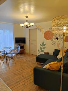 - un salon avec un canapé et une table dans l'établissement Studio Marie, à Annonay