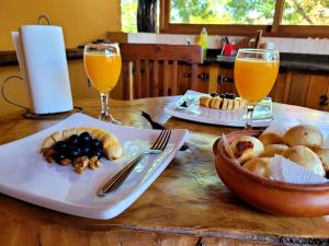 una mesa con un plato de comida y dos vasos de zumo de naranja en ELDOtown en Eldorado