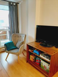 Televízia a/alebo spoločenská miestnosť v ubytovaní Apartmánový dom Tatran, Apartmán A32