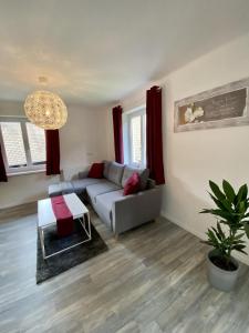 uma sala de estar com um sofá e uma mesa em Apartment Mona´s Home em Sankt Pankraz