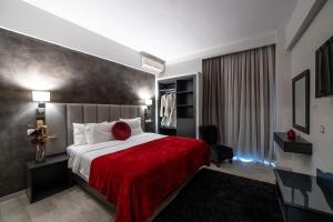 Postel nebo postele na pokoji v ubytování Lingos Hotel