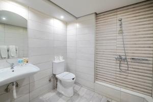 Koupelna v ubytování Lingos Hotel