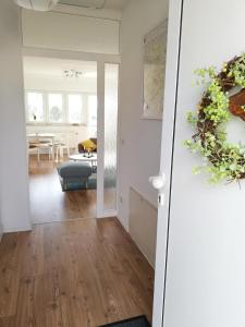 een hal met een woonkamer en een eetkamer bij Ferienwohnung Moritzwiese in Naumburg