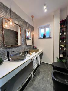 ein Badezimmer mit 2 Waschbecken und einem Spiegel in der Unterkunft ORLANDO relais in Neapel