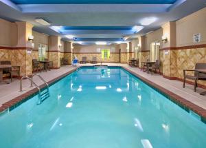 a large swimming pool in a hotel room at La Quinta by Wyndham Little Rock - Bryant in Bryant