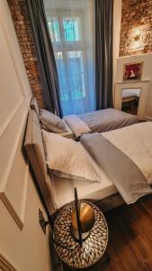 Una cama o camas en una habitación de Old Town Suite