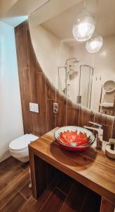 - une salle de bains avec un bol de nourriture sur un comptoir dans l'établissement Old Town Suite, à Cracovie