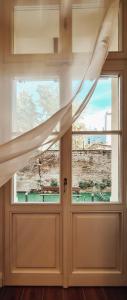 克拉科夫的住宿－Old Town Suite，前门,带窗帘的窗户
