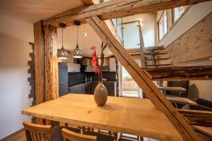einen Holztisch mit einer Vase in der Küche in der Unterkunft Gasthaus Traube in Bichlbach