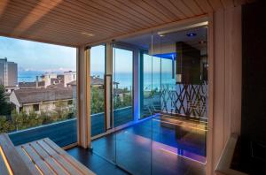 einen Balkon mit Meerblick in der Unterkunft Hotel Lampara in Lignano Sabbiadoro