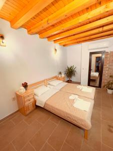 um quarto com uma cama grande e um tecto de madeira em Къща за гости На Мечка em Oborishte
