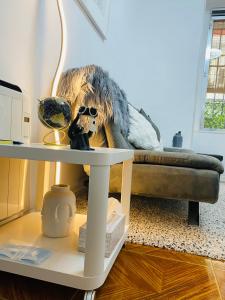 a cat sitting on top of a table next to a vase at Precioso Apartamento Madrid Centro in Madrid