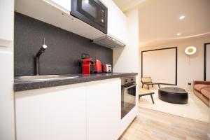 uma cozinha com um balcão e uma sala de estar em MBM - Bastille Marais em Paris