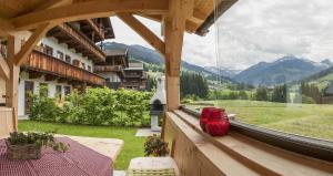 balcón con mesa y vistas a las montañas en Appartement Moaeben, en Alpbach