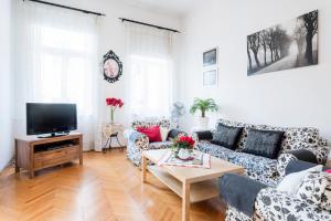TV a/nebo společenská místnost v ubytování Central Budapest Apartment VÁCI UTCA