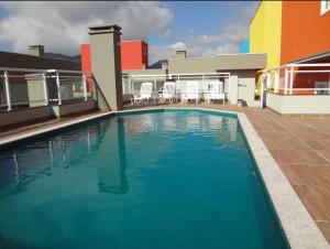 ein Schwimmbad auf dem Dach eines Gebäudes in der Unterkunft Vila Monrealle in Ubatuba + 23 Fotos