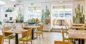 Reštaurácia alebo iné gastronomické zariadenie v ubytovaní Hotel Lampara